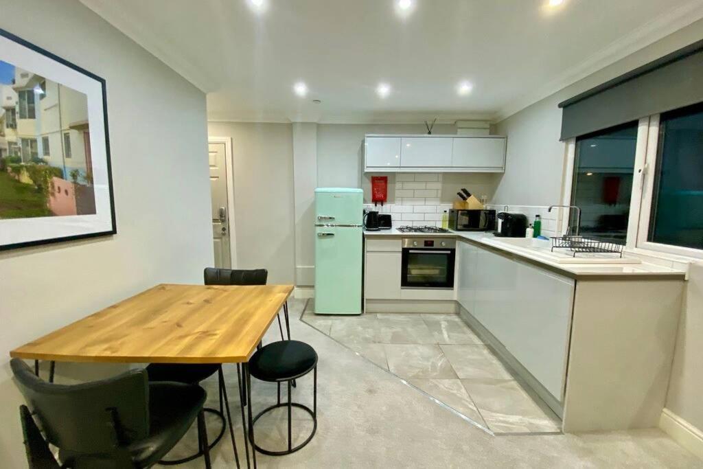 Stylish Two Bedroom Apartment Near Victoria Park 卡迪夫 外观 照片